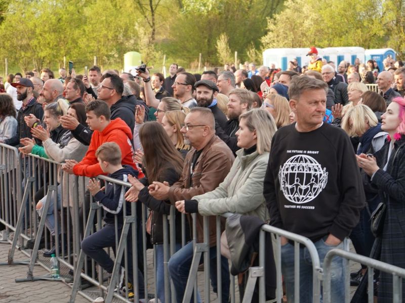 II Lubuski Festiwal Otwartych Piwnic i Winnic – Zielona Góra-Zabór 2022. 30 kwietnia 2022 r. w Lubuskim Centrum Winiarstwa w Zaborze porywające koncerty dali Krzysztof Zalewski, Andrzej Smolik i Kev Fox.