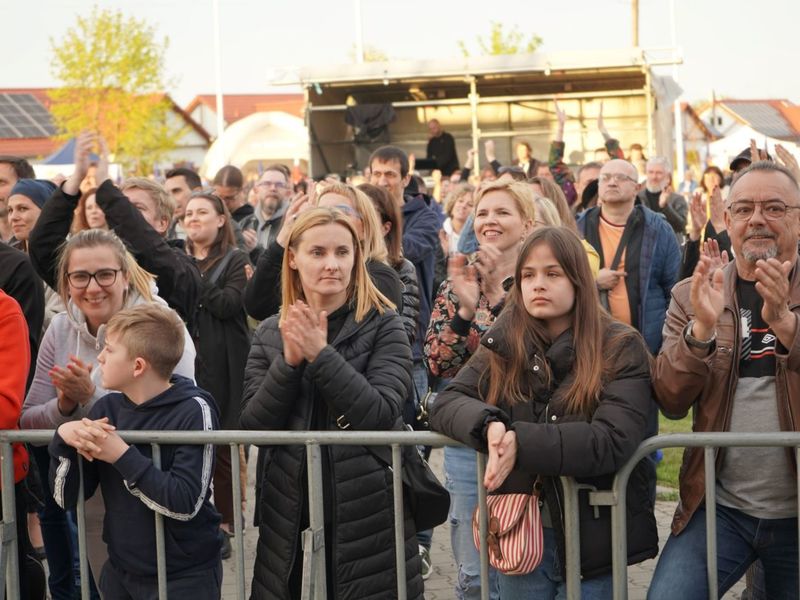 II Lubuski Festiwal Otwartych Piwnic i Winnic – Zielona Góra-Zabór 2022. 30 kwietnia 2022 r. w Lubuskim Centrum Winiarstwa w Zaborze porywające koncerty dali Krzysztof Zalewski, Andrzej Smolik i Kev Fox.