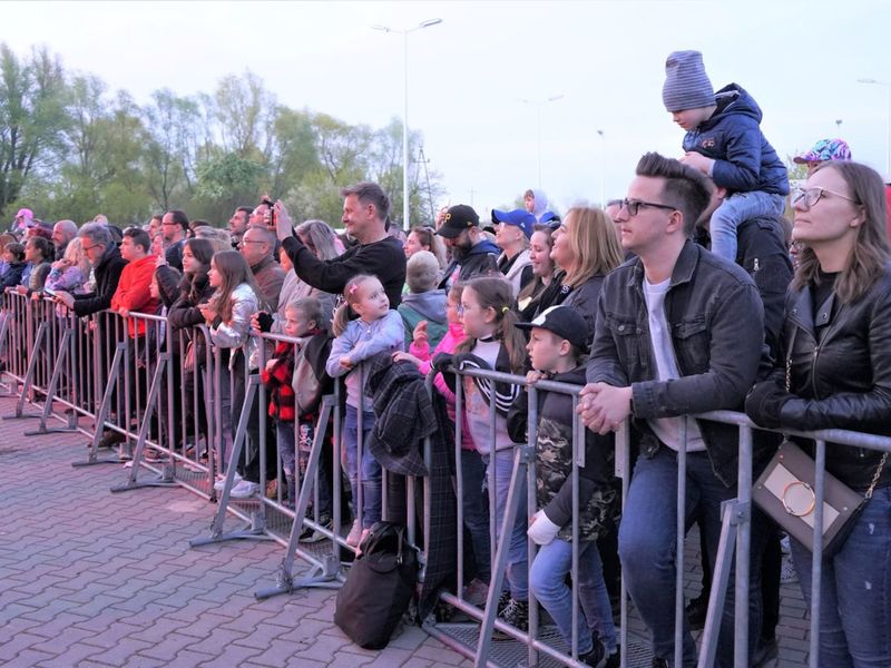 II Lubuski Festiwal Otwartych Piwnic i Winnic – Zielona Góra-Zabór 2022. 30 kwietnia 2022 r. w Lubuskim Centrum Winiarstwa w Zaborze porywające koncerty dali Krzysztof Zalewski, Andrzej Smolik i Kev Fox.