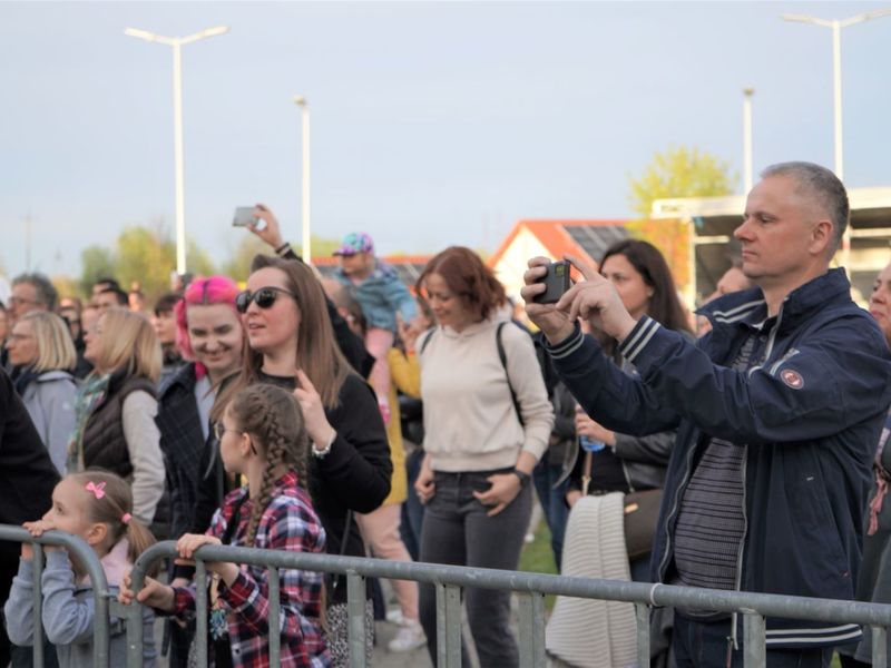 II Lubuski Festiwal Otwartych Piwnic i Winnic – Zielona Góra-Zabór 2022. 30 kwietnia 2022 r. w Lubuskim Centrum Winiarstwa w Zaborze porywające koncerty dali Krzysztof Zalewski, Andrzej Smolik i Kev Fox.