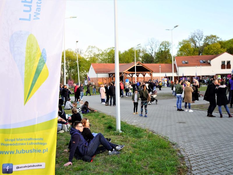 II Lubuski Festiwal Otwartych Piwnic i Winnic – Zielona Góra-Zabór 2022. 30 kwietnia 2022 r. w Lubuskim Centrum Winiarstwa w Zaborze porywające koncerty dali Krzysztof Zalewski, Andrzej Smolik i Kev Fox.