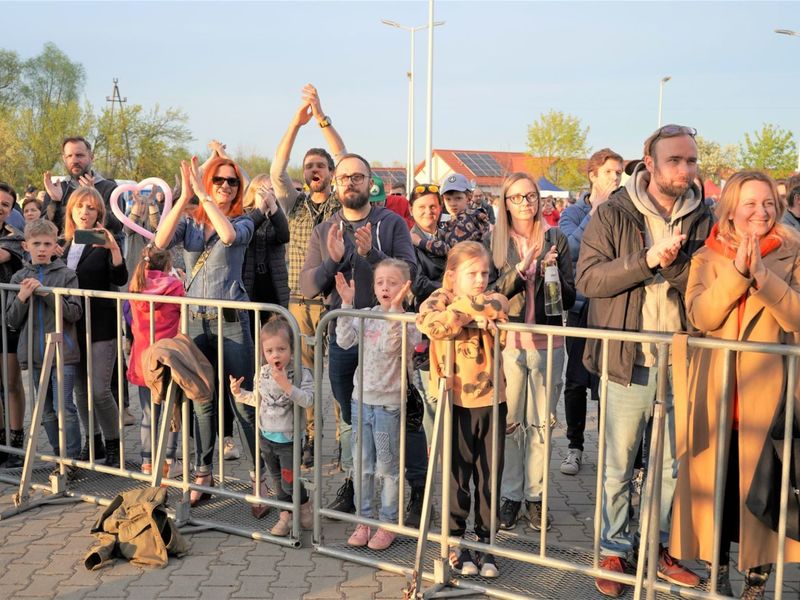 II Lubuski Festiwal Otwartych Piwnic i Winnic – Zielona Góra-Zabór 2022. 30 kwietnia 2022 r. w Lubuskim Centrum Winiarstwa w Zaborze porywające koncerty dali Krzysztof Zalewski, Andrzej Smolik i Kev Fox.