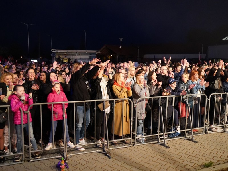 II Lubuski Festiwal Otwartych Piwnic i Winnic – Zielona Góra-Zabór 2022. 30 kwietnia 2022 r. w Lubuskim Centrum Winiarstwa w Zaborze porywające koncerty dali Krzysztof Zalewski, Andrzej Smolik i Kev Fox.