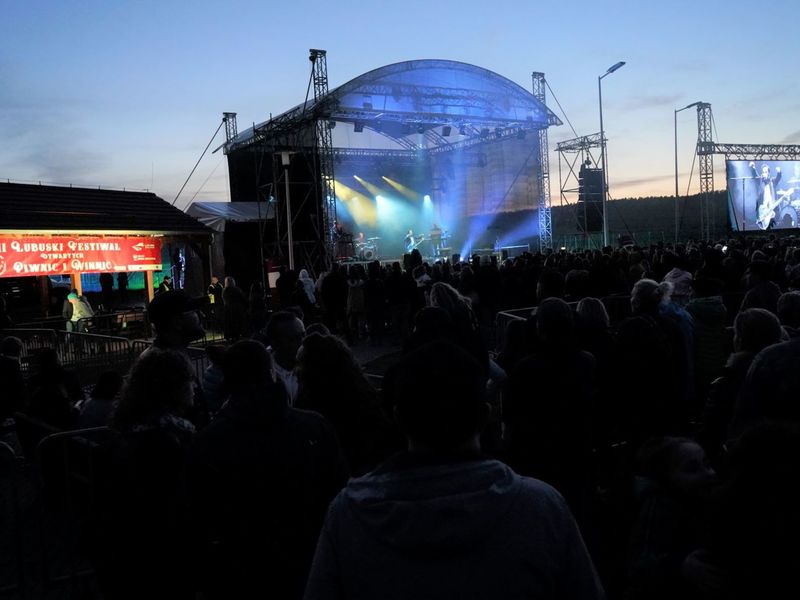 II Lubuski Festiwal Otwartych Piwnic i Winnic – Zielona Góra-Zabór 2022. 30 kwietnia 2022 r. w Lubuskim Centrum Winiarstwa w Zaborze porywające koncerty dali Krzysztof Zalewski, Andrzej Smolik i Kev Fox.