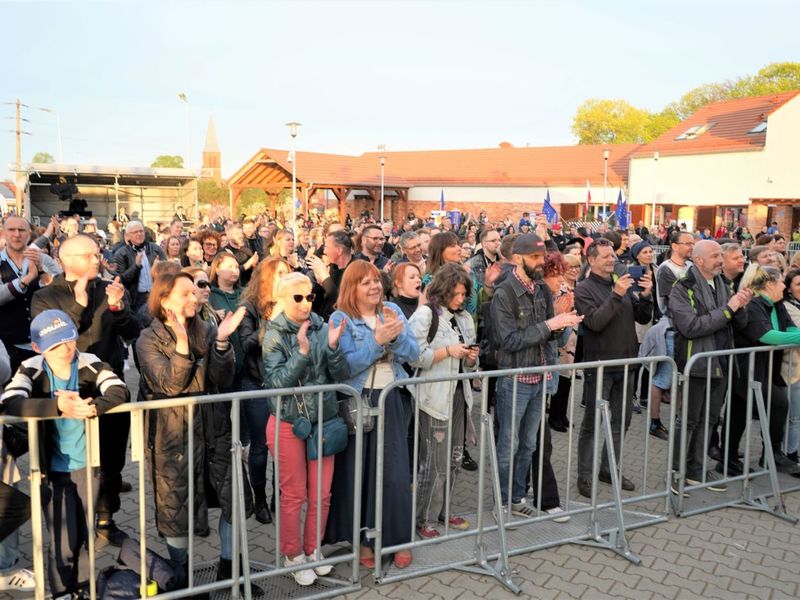 II Lubuski Festiwal Otwartych Piwnic i Winnic – Zielona Góra-Zabór 2022. 30 kwietnia 2022 r. w Lubuskim Centrum Winiarstwa w Zaborze porywające koncerty dali Krzysztof Zalewski, Andrzej Smolik i Kev Fox.