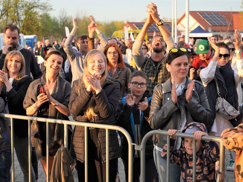 II Lubuski Festiwal Otwartych Piwnic i Winnic – Zielona Góra-Zabór 2022. 30 kwietnia 2022 r. w Lubuskim Centrum Winiarstwa w Zaborze porywające koncerty dali Krzysztof Zalewski, Andrzej Smolik i Kev Fox.