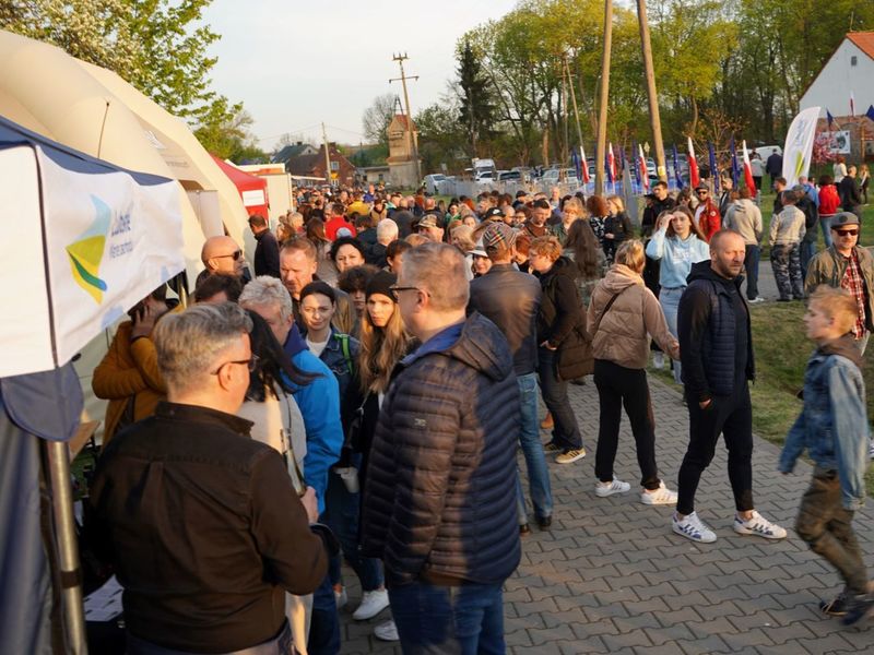 II Lubuski Festiwal Otwartych Piwnic i Winnic – Zielona Góra-Zabór 2022. 30 kwietnia 2022 r. w Lubuskim Centrum Winiarstwa w Zaborze porywające koncerty dali Krzysztof Zalewski, Andrzej Smolik i Kev Fox.
