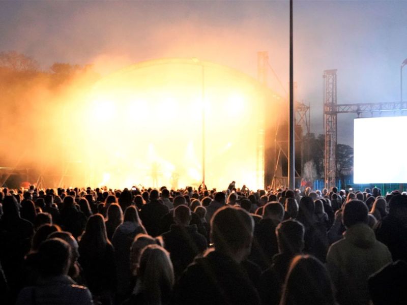 II Lubuski Festiwal Otwartych Piwnic i Winnic – Zielona Góra-Zabór 2022. 30 kwietnia 2022 r. w Lubuskim Centrum Winiarstwa w Zaborze porywające koncerty dali Krzysztof Zalewski, Andrzej Smolik i Kev Fox.