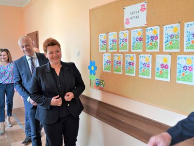 Po podpisaniu aneksu do umowy, przedstawiciele Samorządu Województwa Lubuskiego i władz gminy zwiedzili szkołę i przedszkole. 