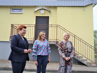 Po podpisaniu aneksu do umowy, przedstawiciele Samorządu Województwa Lubuskiego i władz gminy zwiedzili szkołę i przedszkole. 