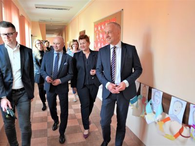 Po podpisaniu aneksu do umowy, przedstawiciele Samorządu Województwa Lubuskiego i władz gminy zwiedzili szkołę i przedszkole. 