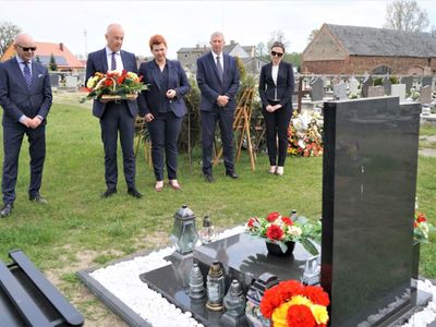 Przedstawiciele Samorządu Województwa Lubuskiego i władz gminy udali się na cmentarz, gdzie minutą ciszy uczcili pamięć śp. Michała Morżaka, a członek zarządu województwa lubuskiego Marcin Jabłoński złożył na grobie wójta kwiaty. 
