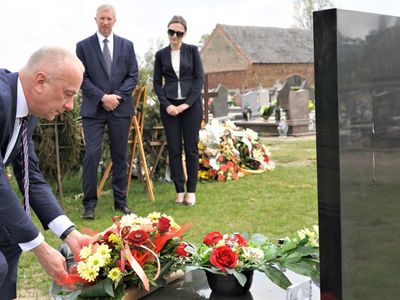 Przedstawiciele Samorządu Województwa Lubuskiego i władz gminy udali się na cmentarz, gdzie minutą ciszy uczcili pamięć śp. Michała Morżaka, a członek zarządu województwa lubuskiego Marcin Jabłoński złożył na grobie wójta kwiaty. 