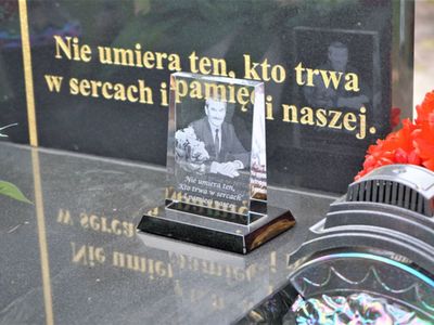 Przedstawiciele Samorządu Województwa Lubuskiego i władz gminy udali się na cmentarz, gdzie minutą ciszy uczcili pamięć śp. Michała Morżaka, a członek zarządu województwa lubuskiego Marcin Jabłoński złożył na grobie wójta kwiaty. 