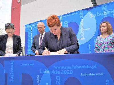 W podpisaniu aneksu do umowy RPO-L2020 na realizację projektu dotyczącego termomodernizacji budynku Zespołu Szkolno-Przedszkolnego w Lipinkach Łużyckich wzięli udział: Marcin Jabłoński - Członek Zarządu Województwa Lubuskiego, Małgorzata Brzyśkiewicz - Wójt Gminy Lipinki Łużyckie, Jarosław Bumbul - Przewodniczący Rady Gminy Lipinki Łużyckie, Iwona Żychowska - Skarbnik Gminy Lipinki Łużyckie, Elżbieta Serwatka - Dyrektor Zespołu Szkolno – Przedszkolnego w Lipinkach Łużyckich, Ma