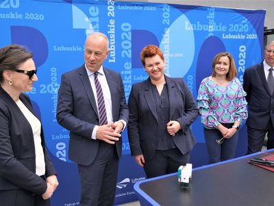 W podpisaniu aneksu do umowy RPO-L2020 na realizację projektu dotyczącego termomodernizacji budynku Zespołu Szkolno-Przedszkolnego w Lipinkach Łużyckich wzięli udział: Marcin Jabłoński - Członek Zarządu Województwa Lubuskiego, Małgorzata Brzyśkiewicz - Wójt Gminy Lipinki Łużyckie, Jarosław Bumbul - Przewodniczący Rady Gminy Lipinki Łużyckie, Iwona Żychowska - Skarbnik Gminy Lipinki Łużyckie, Elżbieta Serwatka - Dyrektor Zespołu Szkolno – Przedszkolnego w Lipinkach Łużyckich, Ma