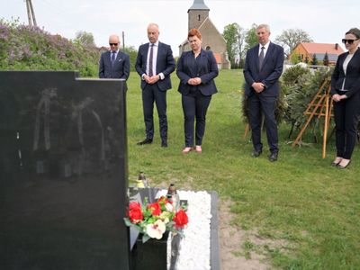 Przedstawiciele Samorządu Województwa Lubuskiego i władz gminy udali się na cmentarz, gdzie minutą ciszy uczcili pamięć śp. Michała Morżaka, a członek zarządu województwa lubuskiego Marcin Jabłoński złożył na grobie wójta kwiaty. 
