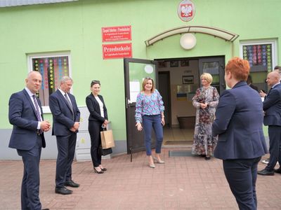 Po podpisaniu aneksu do umowy, przedstawiciele Samorządu Województwa Lubuskiego i władz gminy zwiedzili szkołę i przedszkole. 