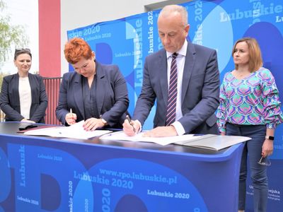 W podpisaniu aneksu do umowy RPO-L2020 na realizację projektu dotyczącego termomodernizacji budynku Zespołu Szkolno-Przedszkolnego w Lipinkach Łużyckich wzięli udział: Marcin Jabłoński - Członek Zarządu Województwa Lubuskiego, Małgorzata Brzyśkiewicz - Wójt Gminy Lipinki Łużyckie, Jarosław Bumbul - Przewodniczący Rady Gminy Lipinki Łużyckie, Iwona Żychowska - Skarbnik Gminy Lipinki Łużyckie, Elżbieta Serwatka - Dyrektor Zespołu Szkolno – Przedszkolnego w Lipinkach Łużyckich, Ma