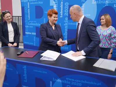 W podpisaniu aneksu do umowy RPO-L2020 na realizację projektu dotyczącego termomodernizacji budynku Zespołu Szkolno-Przedszkolnego w Lipinkach Łużyckich wzięli udział: Marcin Jabłoński - Członek Zarządu Województwa Lubuskiego, Małgorzata Brzyśkiewicz - Wójt Gminy Lipinki Łużyckie, Jarosław Bumbul - Przewodniczący Rady Gminy Lipinki Łużyckie, Iwona Żychowska - Skarbnik Gminy Lipinki Łużyckie, Elżbieta Serwatka - Dyrektor Zespołu Szkolno – Przedszkolnego w Lipinkach Łużyckich, Ma