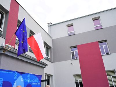 W podpisaniu aneksu do umowy RPO-L2020 na realizację projektu dotyczącego termomodernizacji budynku Zespołu Szkolno-Przedszkolnego w Lipinkach Łużyckich wzięli udział: Marcin Jabłoński - Członek Zarządu Województwa Lubuskiego, Małgorzata Brzyśkiewicz - Wójt Gminy Lipinki Łużyckie, Jarosław Bumbul - Przewodniczący Rady Gminy Lipinki Łużyckie, Iwona Żychowska - Skarbnik Gminy Lipinki Łużyckie, Elżbieta Serwatka - Dyrektor Zespołu Szkolno – Przedszkolnego w Lipinkach Łużyckich, Ma