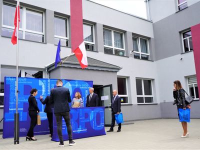 W podpisaniu aneksu do umowy RPO-L2020 na realizację projektu dotyczącego termomodernizacji budynku Zespołu Szkolno-Przedszkolnego w Lipinkach Łużyckich wzięli udział: Marcin Jabłoński - Członek Zarządu Województwa Lubuskiego, Małgorzata Brzyśkiewicz - Wójt Gminy Lipinki Łużyckie, Jarosław Bumbul - Przewodniczący Rady Gminy Lipinki Łużyckie, Iwona Żychowska - Skarbnik Gminy Lipinki Łużyckie, Elżbieta Serwatka - Dyrektor Zespołu Szkolno – Przedszkolnego w Lipinkach Łużyckich, Ma