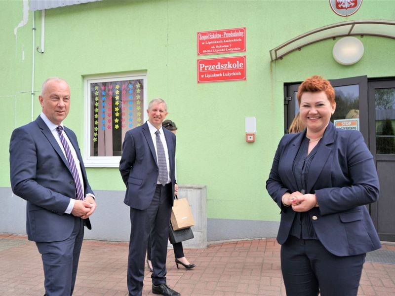 Po podpisaniu aneksu do umowy, przedstawiciele Samorządu Województwa Lubuskiego i władz gminy zwiedzili szkołę i przedszkole.