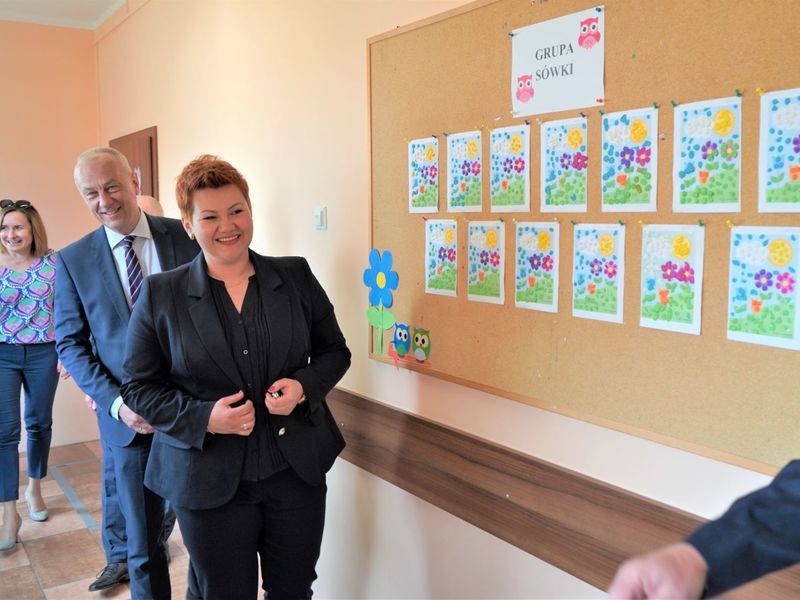 Po podpisaniu aneksu do umowy, przedstawiciele Samorządu Województwa Lubuskiego i władz gminy zwiedzili szkołę i przedszkole.
