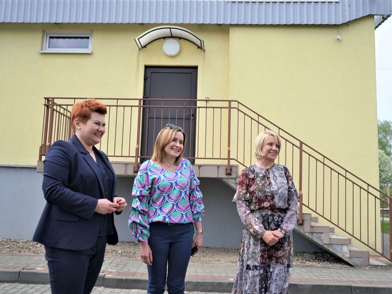 Po podpisaniu aneksu do umowy, przedstawiciele Samorządu Województwa Lubuskiego i władz gminy zwiedzili szkołę i przedszkole.