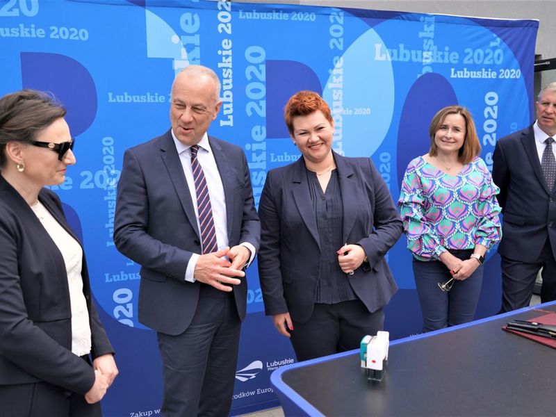 W podpisaniu aneksu do umowy RPO-L2020 na realizację projektu dotyczącego termomodernizacji budynku Zespołu Szkolno-Przedszkolnego w Lipinkach Łużyckich wzięli udział: Marcin Jabłoński - Członek Zarządu Województwa Lubuskiego, Małgorzata Brzyśkiewicz - Wójt Gminy Lipinki Łużyckie, Jarosław Bumbul - Przewodniczący Rady Gminy Lipinki Łużyckie, Iwona Żychowska - Skarbnik Gminy Lipinki Łużyckie, Elżbieta Serwatka - Dyrektor Zespołu Szkolno – Przedszkolnego w Lipinkach Łużyckich, Ma