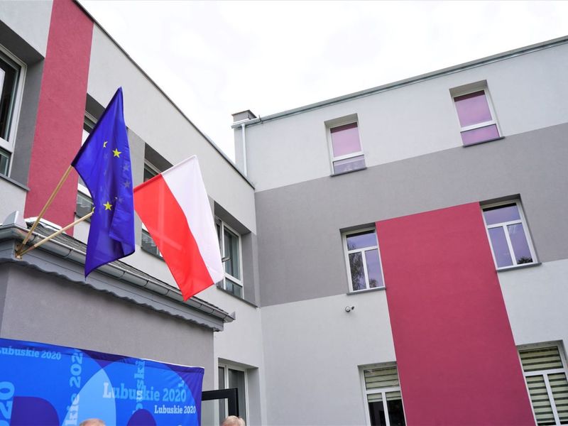 W podpisaniu aneksu do umowy RPO-L2020 na realizację projektu dotyczącego termomodernizacji budynku Zespołu Szkolno-Przedszkolnego w Lipinkach Łużyckich wzięli udział: Marcin Jabłoński - Członek Zarządu Województwa Lubuskiego, Małgorzata Brzyśkiewicz - Wójt Gminy Lipinki Łużyckie, Jarosław Bumbul - Przewodniczący Rady Gminy Lipinki Łużyckie, Iwona Żychowska - Skarbnik Gminy Lipinki Łużyckie, Elżbieta Serwatka - Dyrektor Zespołu Szkolno – Przedszkolnego w Lipinkach Łużyckich, Ma
