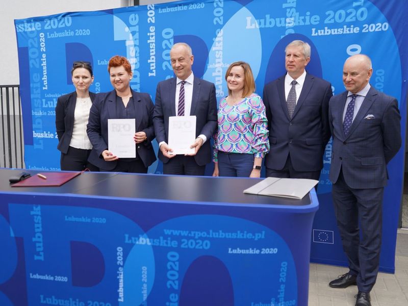 W podpisaniu aneksu do umowy RPO-L2020 na realizację projektu dotyczącego termomodernizacji budynku Zespołu Szkolno-Przedszkolnego w Lipinkach Łużyckich wzięli udział: Marcin Jabłoński - Członek Zarządu Województwa Lubuskiego, Małgorzata Brzyśkiewicz - Wójt Gminy Lipinki Łużyckie, Jarosław Bumbul - Przewodniczący Rady Gminy Lipinki Łużyckie, Iwona Żychowska - Skarbnik Gminy Lipinki Łużyckie, Elżbieta Serwatka - Dyrektor Zespołu Szkolno – Przedszkolnego w Lipinkach Łużyckich, Ma