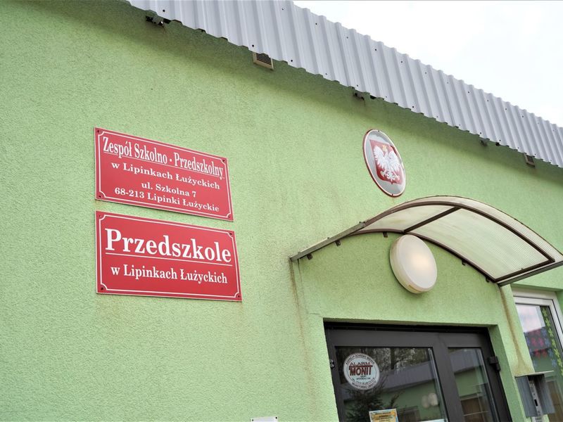 Po podpisaniu aneksu do umowy, przedstawiciele Samorządu Województwa Lubuskiego i władz gminy zwiedzili szkołę i przedszkole.