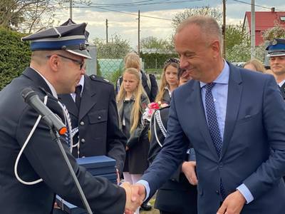 6 maja 2022 r. Członek zarządu województwa Marcin Jabłoński wziął udział w obchodach Dnia Strażaka w Trzemesznie Lubuskim i przekazaniu strażakom ochotnikom nowego samochodu ratowniczo-gaśniczego, zakupionego ze wsparciem środków z RPO Lubuskie 2020