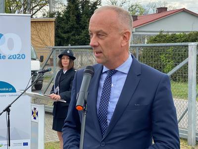 6 maja 2022 r. Członek zarządu województwa Marcin Jabłoński wziął udział w obchodach Dnia Strażaka w Trzemesznie Lubuskim i przekazaniu strażakom ochotnikom nowego samochodu ratowniczo-gaśniczego, zakupionego ze wsparciem środków z RPO Lubuskie 2020
