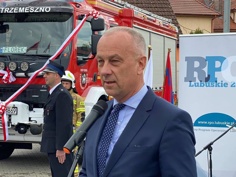 6 maja 2022 r. Członek zarządu województwa Marcin Jabłoński wziął udział w obchodach Dnia Strażaka w Trzemesznie Lubuskim i przekazaniu strażakom ochotnikom nowego samochodu ratowniczo-gaśniczego, zakupionego ze wsparciem środków z RPO Lubuskie 2020