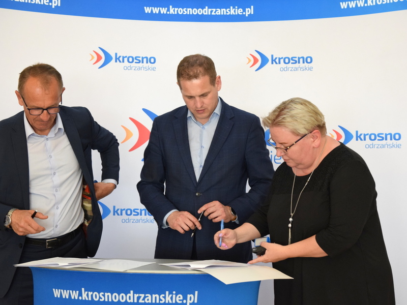 Podpisanie umów na dofinansowanie inwestycji sportowych, turystycznych i renowacji zabytków