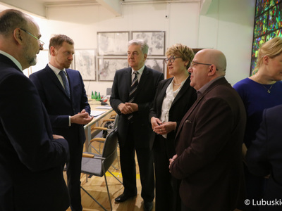 Uczestnicy VII Szczytu Politycznego Partnerstwo Odry w Zielonej Górze przed rozpoczęciem obrad