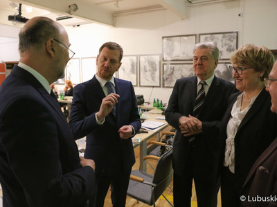 Uczestnicy VII Szczytu Politycznego Partnerstwo Odry w Zielonej Górze przed rozpoczęciem obrad
