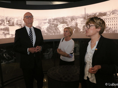 Uczestnicy VII Szczytu Politycznego Partnerstwo Odry w Zielonej Górze zwiedzają Muzeum Ziemi Lubuskiej