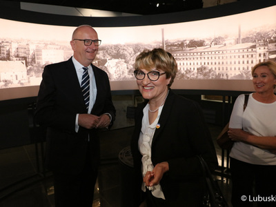 Uczestnicy VII Szczytu Politycznego Partnerstwo Odry w Zielonej Górze zwiedzają Muzeum Ziemi Lubuskiej