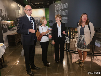 Uczestnicy VII Szczytu Politycznego Partnerstwo Odry w Zielonej Górze zwiedzają Muzeum Ziemi Lubuskiej