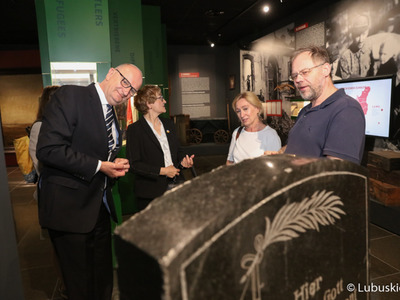 Uczestnicy VII Szczytu Politycznego Partnerstwo Odry w Zielonej Górze zwiedzają Muzeum Ziemi Lubuskiej