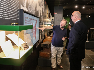 Uczestnicy VII Szczytu Politycznego Partnerstwo Odry w Zielonej Górze zwiedzają Muzeum Ziemi Lubuskiej