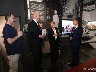 Uczestnicy VII Szczytu Politycznego Partnerstwo Odry w Zielonej Górze zwiedzają Muzeum Ziemi Lubuskiej