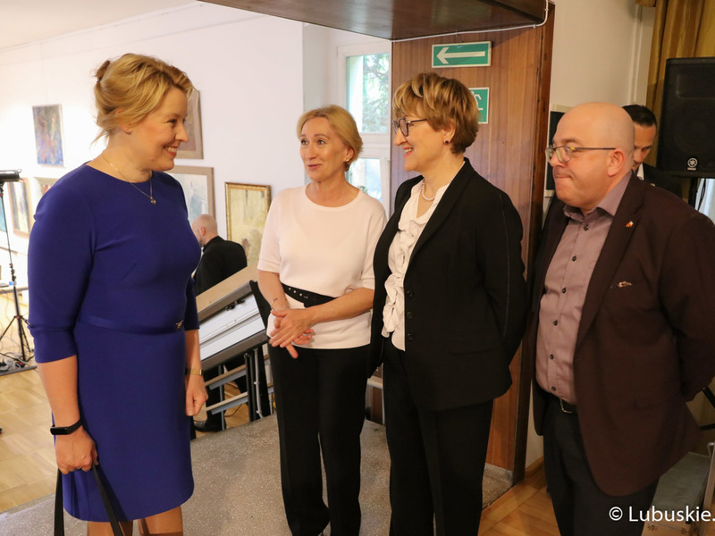Uczestnicy VII Szczytu Politycznego Partnerstwo Odry w Zielonej Górze przed rozpoczęciem obrad