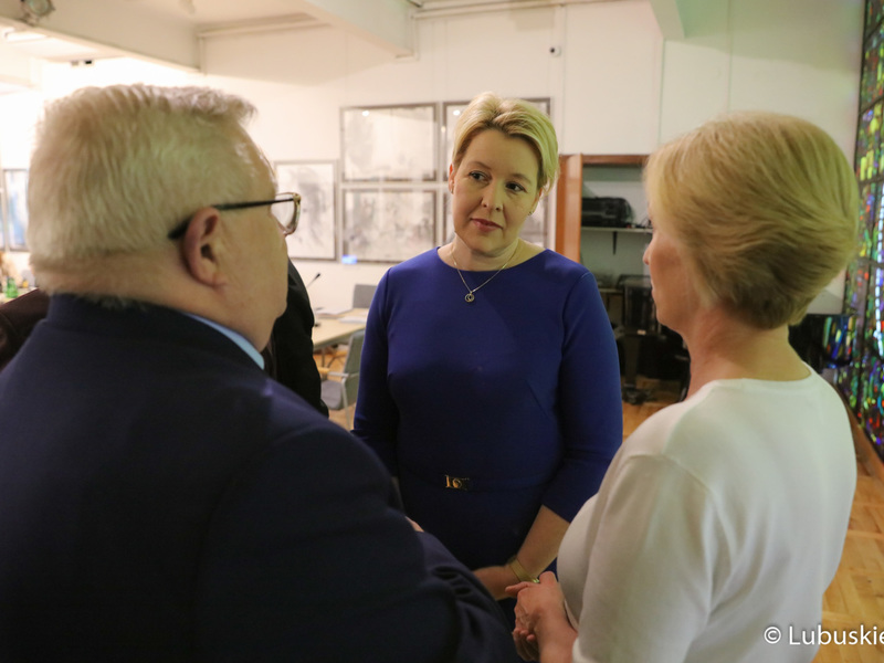 Uczestnicy VII Szczytu Politycznego Partnerstwo Odry w Zielonej Górze przed rozpoczęciem obrad