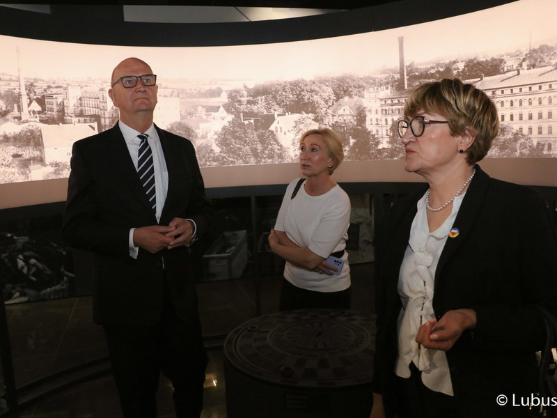 Uczestnicy VII Szczytu Politycznego Partnerstwo Odry w Zielonej Górze zwiedzają Muzeum Ziemi Lubuskiej