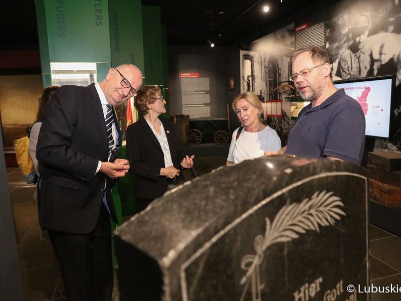 Uczestnicy VII Szczytu Politycznego Partnerstwo Odry w Zielonej Górze zwiedzają Muzeum Ziemi Lubuskiej