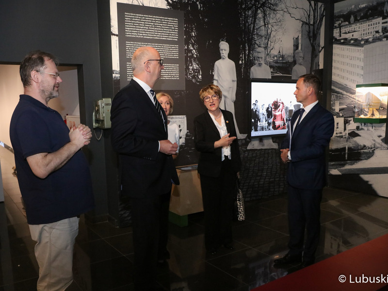 Uczestnicy VII Szczytu Politycznego Partnerstwo Odry w Zielonej Górze zwiedzają Muzeum Ziemi Lubuskiej